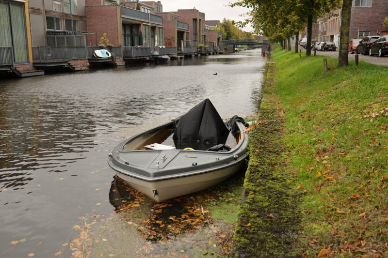 Zinkend bootje vervuilt het water in Vathorst