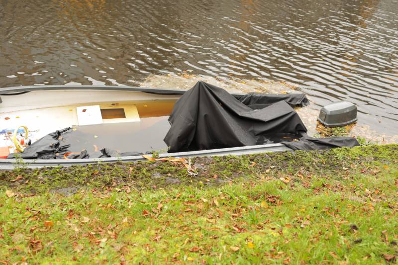 Zinkend bootje vervuilt het water in Vathorst