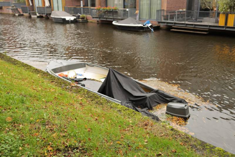Zinkend bootje vervuilt het water in Vathorst