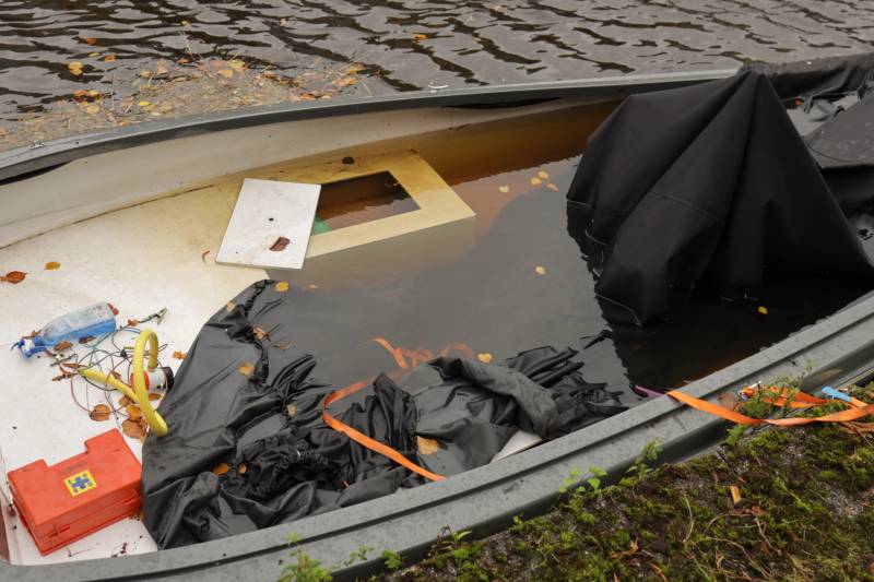 Zinkend bootje vervuilt het water in Vathorst