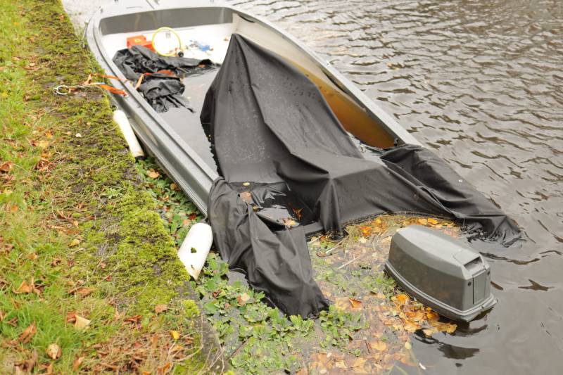 Zinkend bootje vervuilt het water in Vathorst