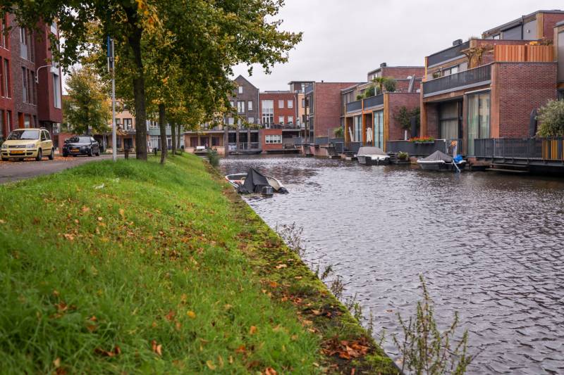 Zinkend bootje vervuilt het water in Vathorst