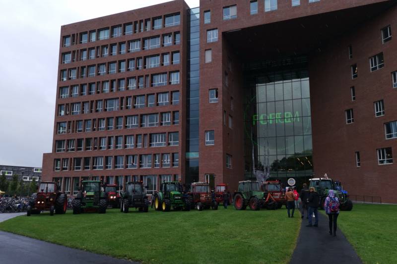 Boeren protestreren massaal met tractoren bij universiteit voor debat Gelderlander