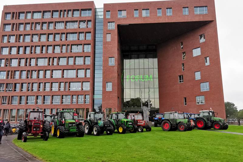 Boeren protestreren massaal met tractoren bij universiteit voor debat Gelderlander