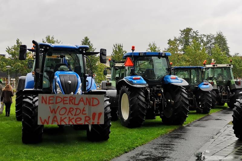 Boeren protestreren massaal met tractoren bij universiteit voor debat Gelderlander