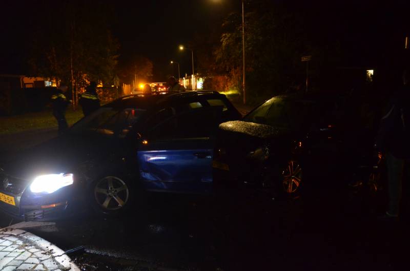 Auto rijdt in flank van andere auto