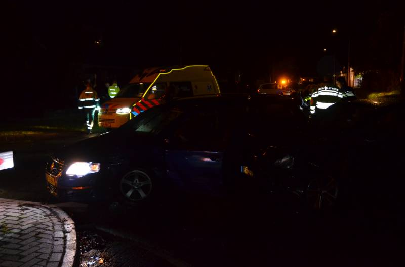 Auto rijdt in flank van andere auto