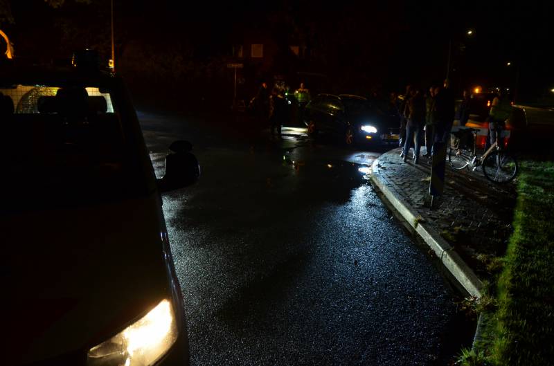 Auto rijdt in flank van andere auto
