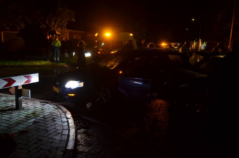 Auto rijdt in flank van andere auto