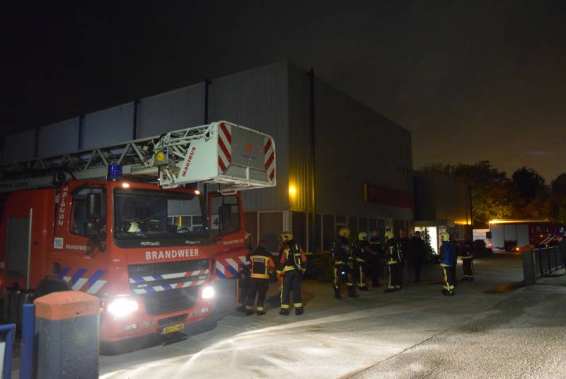 Brandweer onderzoekt brandlucht naast loods