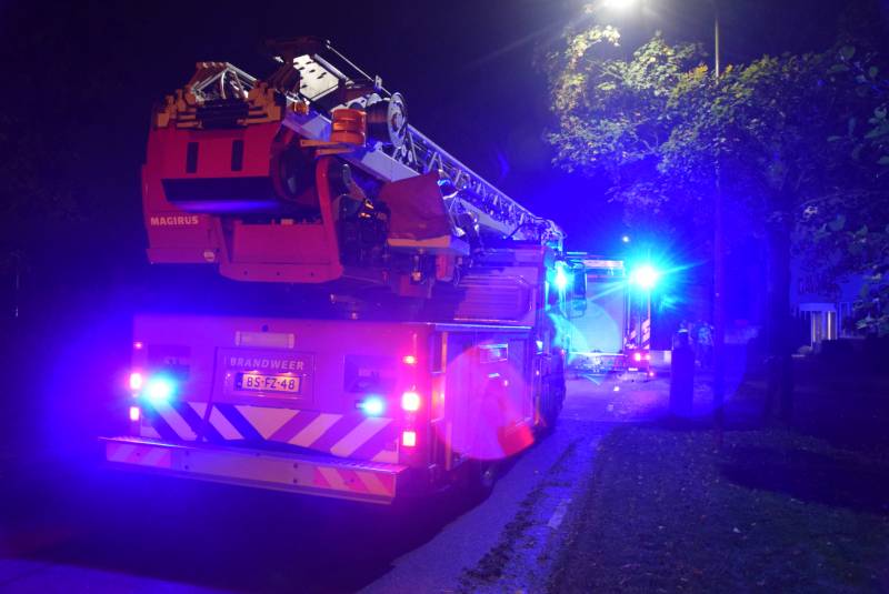 Brandweer onderzoekt brandlucht naast loods