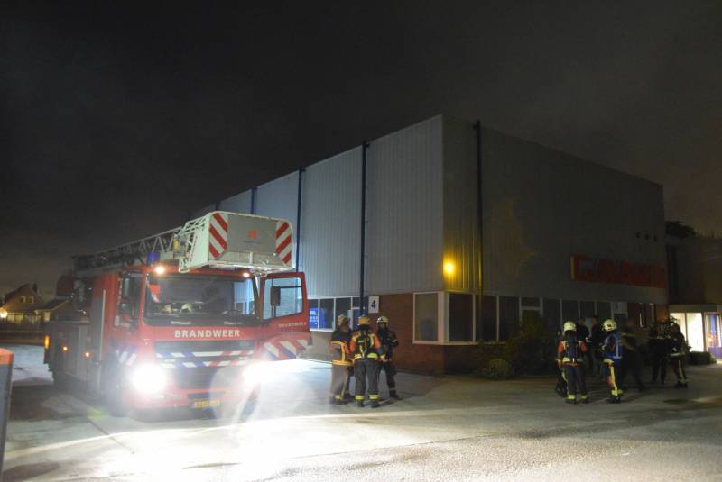 Brandweer onderzoekt brandlucht naast loods