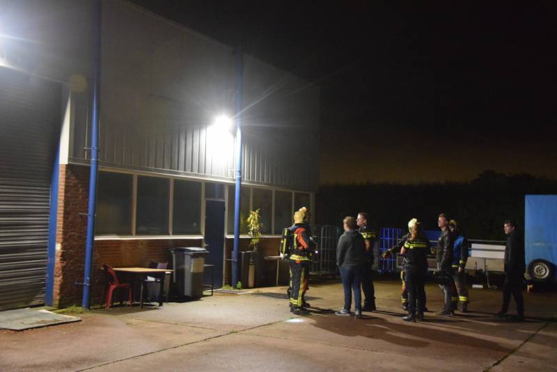 Brandweer onderzoekt brandlucht naast loods