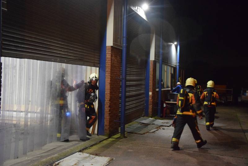 Brandweer onderzoekt brandlucht naast loods