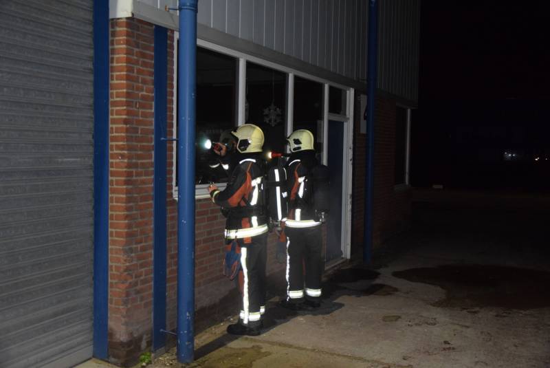 Brandweer onderzoekt brandlucht naast loods