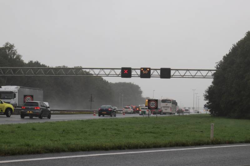 Rijstrook afgesloten na kop-staart botsing