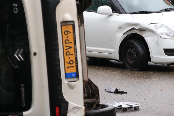 Auto belandt op zijn kant na aanrijding in woonwijk