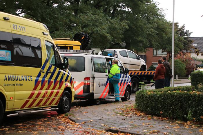 Auto belandt op zijn kant na aanrijding in woonwijk