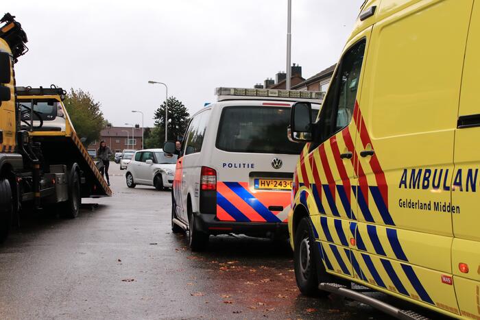 Auto belandt op zijn kant na aanrijding in woonwijk