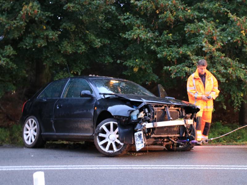 Wederom auto uit beruchte bocht gevlogen