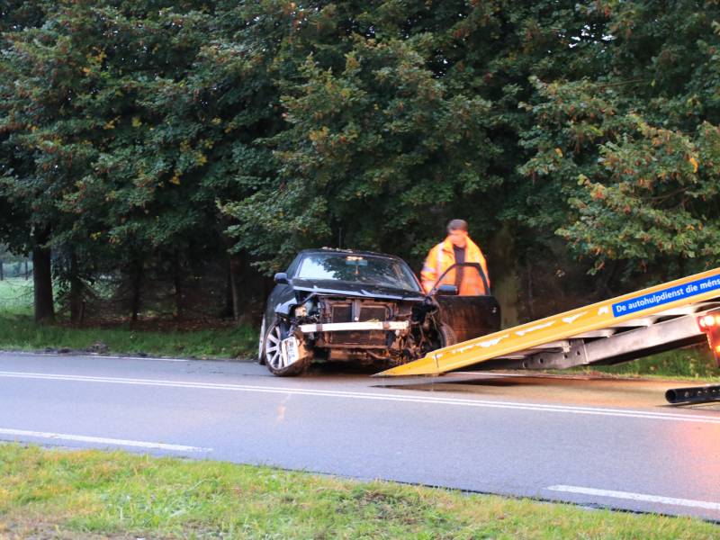 Wederom auto uit beruchte bocht gevlogen