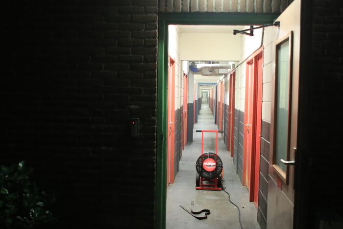 Flat ontruimd om aangestoken brand kelderbox