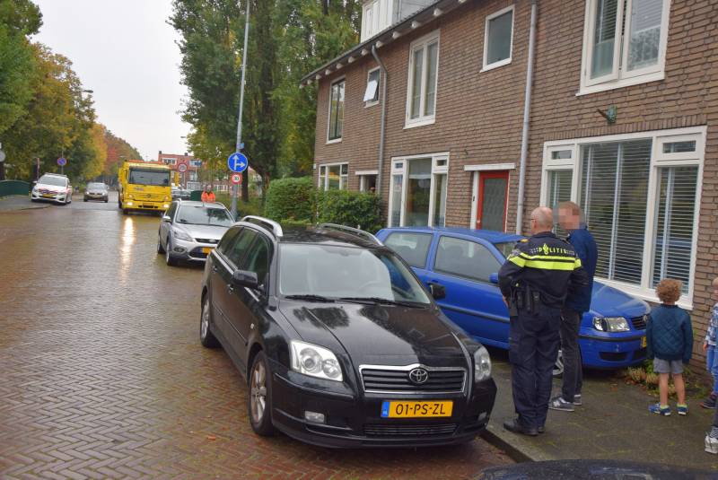Automobilist belandt in voortuin