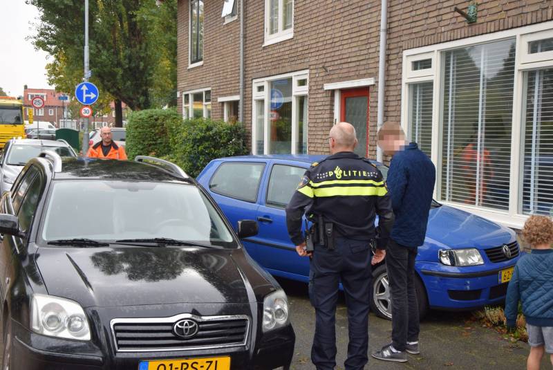 Automobilist belandt in voortuin