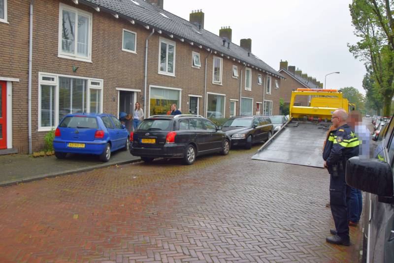 Automobilist belandt in voortuin