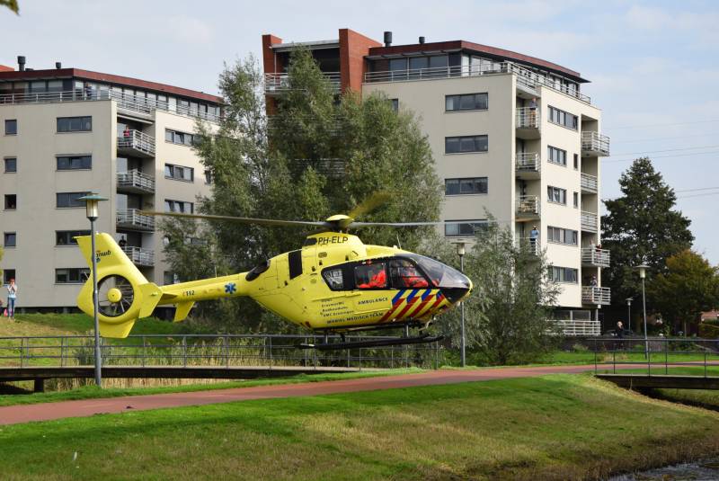 Landing traumahelikopter midden in woonwijk trok veel bekijks