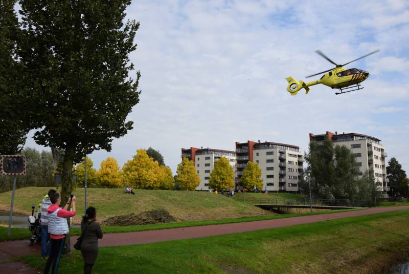 Landing traumahelikopter midden in woonwijk trok veel bekijks