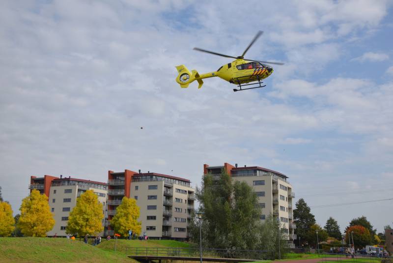 Landing traumahelikopter midden in woonwijk trok veel bekijks