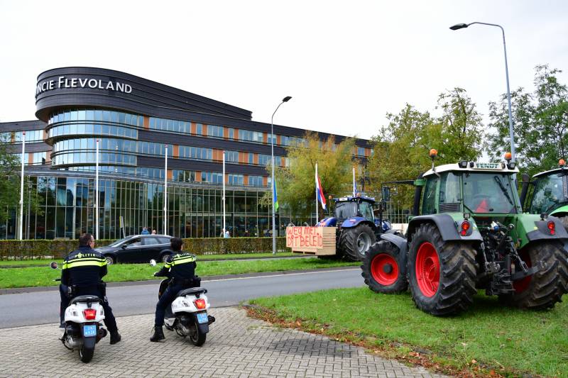 Honderde boer in boerenprotest bij provinciehuis Flevoland