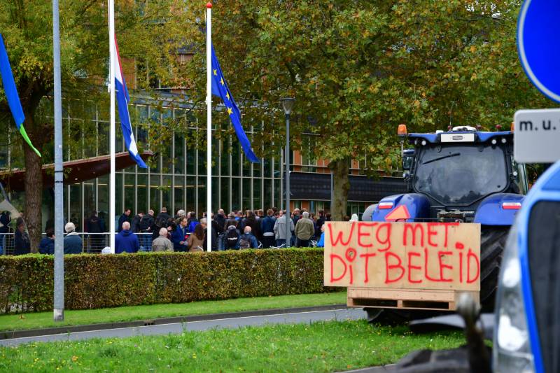 Honderde boer in boerenprotest bij provinciehuis Flevoland