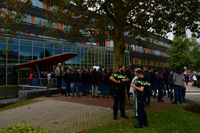 Honderde boer in boerenprotest bij provinciehuis Flevoland
