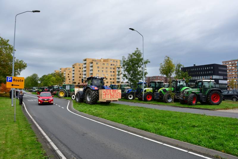 Honderde boer in boerenprotest bij provinciehuis Flevoland