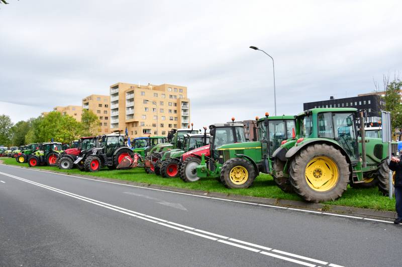 Honderde boer in boerenprotest bij provinciehuis Flevoland