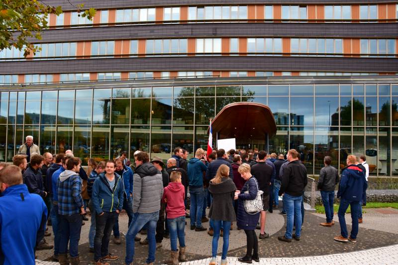 Honderde boer in boerenprotest bij provinciehuis Flevoland