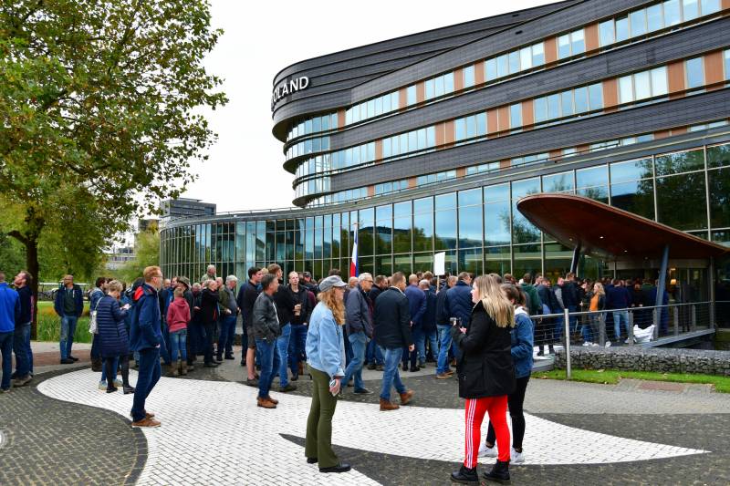 Honderde boer in boerenprotest bij provinciehuis Flevoland