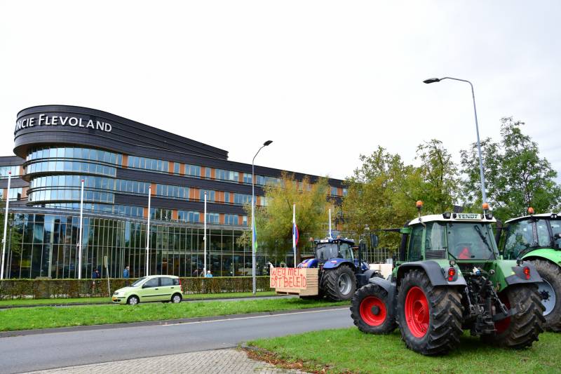 Honderde boer in boerenprotest bij provinciehuis Flevoland