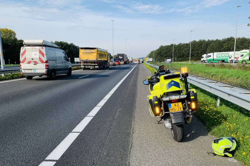 Auto schaart caravan op snelweg