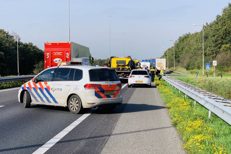 Auto schaart caravan op snelweg