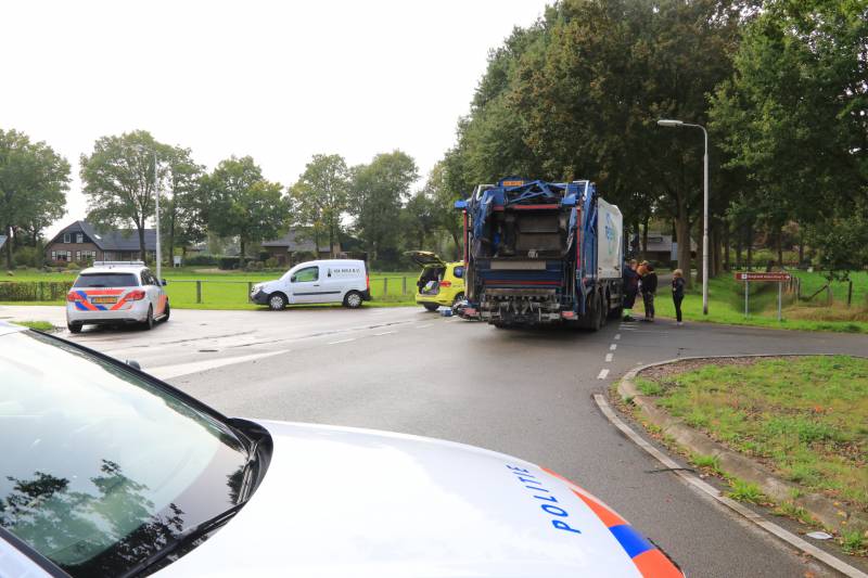 Scooter rijdt tegen vuilniswagen aan