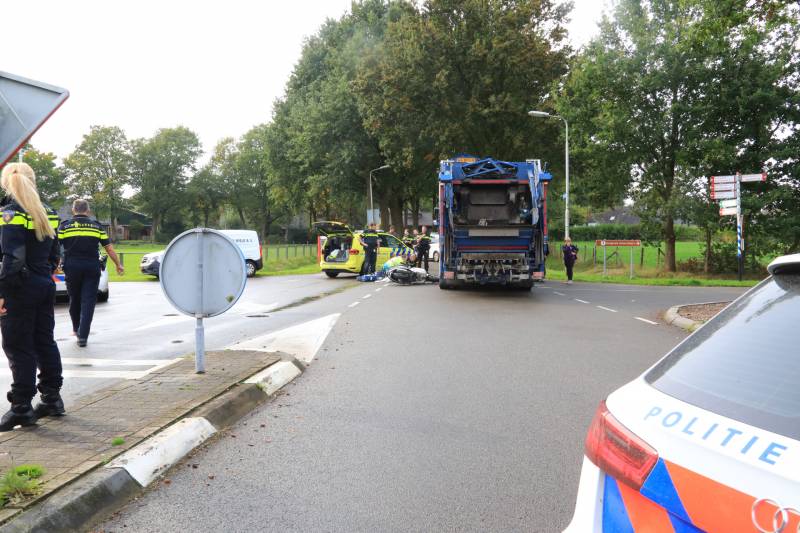 Scooter rijdt tegen vuilniswagen aan