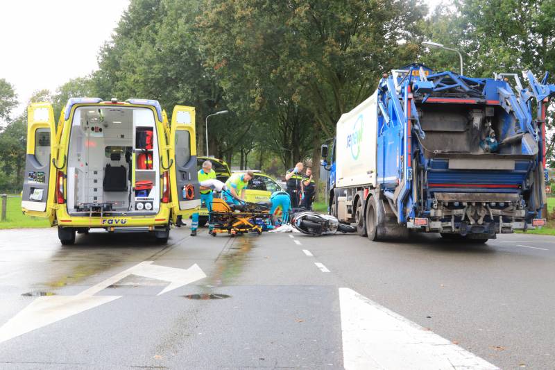 Scooter rijdt tegen vuilniswagen aan
