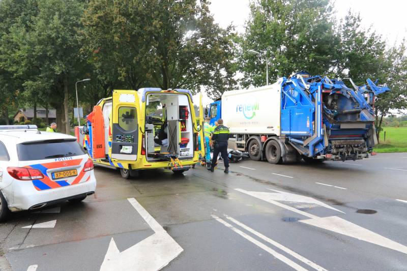 Scooter rijdt tegen vuilniswagen aan