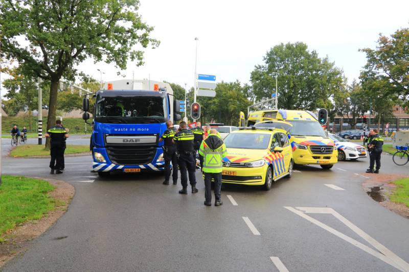 Scooter rijdt tegen vuilniswagen aan