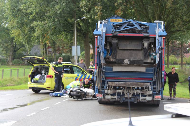 Scooter rijdt tegen vuilniswagen aan
