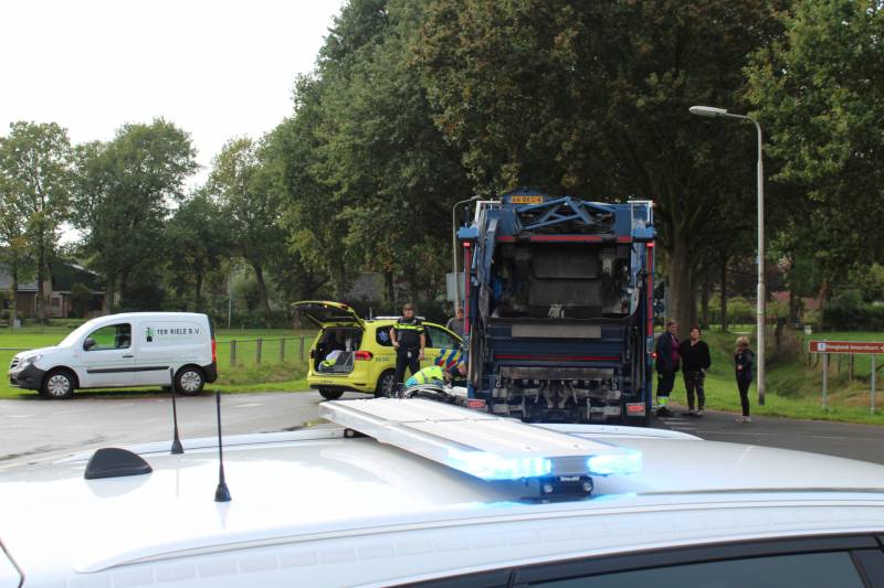 Scooter rijdt tegen vuilniswagen aan
