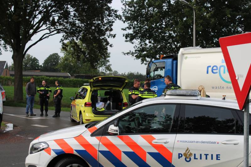 Scooter rijdt tegen vuilniswagen aan